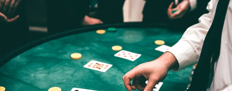Bàn Roulette châu Âu nhìn từ trên với vòng quay đánh số, quả bóng trắng và các chip cược đặt trên lưới số đỏ đen